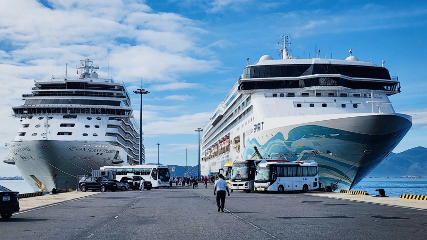 Two cruise ships bring nearly 2,900 foreign tourists to Khanh Hoa